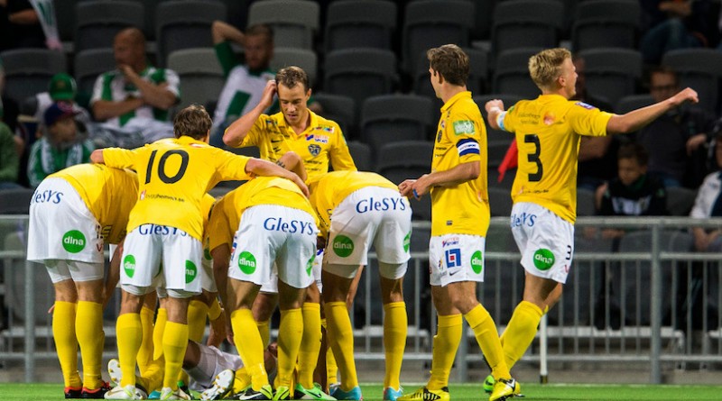 130826 Spelarna i Falkenberg jublar efter att Falkenbergs Victor Sköld (ej i bild) gjort 3-0 för Falkenberg under fotbollsmatchen i Superettan mellan Hammarby och Falkenberg den 26 augusti 2013 i Stockholm. 
Foto: Andreas L Eriksson / Bildbyrån / Cop 106
